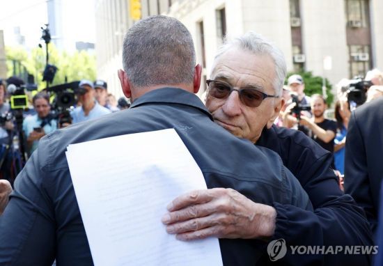도널드 트럼프 대통령의 '성관계 입막음' 재판이 진행 중인 법원 앞에서 기자회견에 참석한 로버트 드니로. UPI 연합뉴스 자료사진