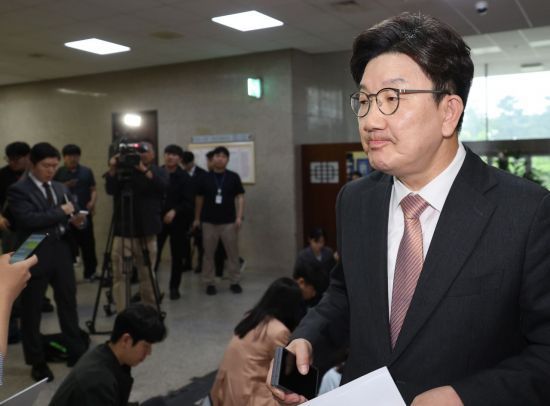 브리핑마친 권성동 원내대표     (서울=연합뉴스) 박동주 기자 = 국민의힘 권성동 원내대표가 1일 서울 여의도 국회에서 더불어민주당 이재명 대선후보의 공직선거법 위반 혐의 사건에 관한 대법원 상고심 선고 후 브리핑을 마친 뒤 이동하고 있다. 2025.5.1    pdj6635@yna.co.kr(끝)＜저작권자(c) 연합뉴스, 무단 전재-재배포, AI 학습 및 활용 금지＞