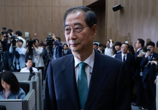 한덕수 전 국무총리가 2일 국회 소통관에서 제21대 대통령 선거 출마 선언을 위해 회견장으로 들어서고 있다. 2025.5.2 김현민 기자