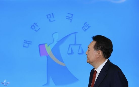 윤석열 전 대통령이 21일 서초동 서울중앙지법에서 열린 내란 우두머리 혐의에 대한 두 번째 정식 재판에 출석하고 있다. 2025.4.21 사진공동취재단