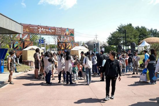 시민들이 지난 2일 연천군 전곡리 유적지 일원에서 개박한 '2025 제32회 연천 구석기축제'를 즐기고 있다. 연천군 제공