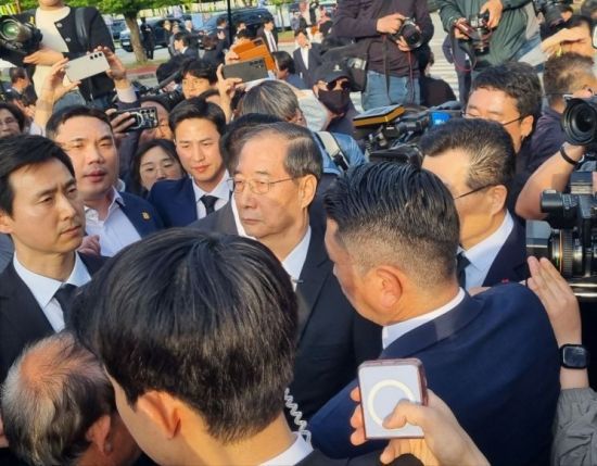 지난 2일 오후 한덕수 전 국무총리가 광주 시민단체에 의해 광주 북구 국립 5·18 민주묘지 참배가 저지당하고 있다. 민찬기 기자