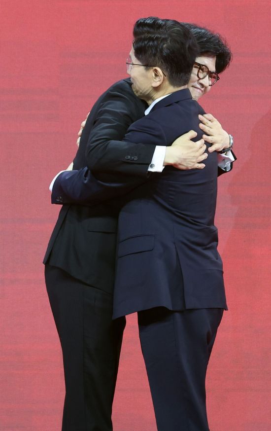 국민의힘 한동훈·김문수 대선 경선 후보가 3일 경기 고양시 킨텍스에서 열린 국민의힘 최종 대선 후보 선출을 위한 전당대회에서 포옹하고 있다. 연합뉴스