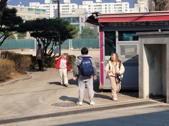 지난 3월20일 오후 3시께 서울 도봉구 도봉고 폐교 부지에서 수업을 마친 초등학생들이 하교하고 있다. 공병선 기자