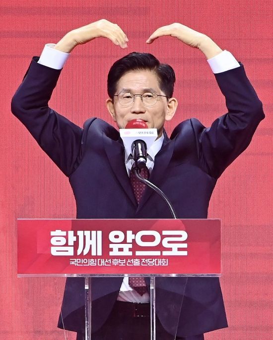 김문수 국민의힘 대통령 후보가 3일 경기 고양시 킨텍스에서 열린 5차 전당대회에서 최종 후보로 확정된 후보 수락 연설을 하고 있다. 2025.05.03 윤동주 기자