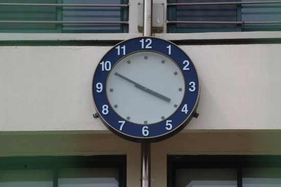 2023년 폐교된 화양초등학교 시계가 멈춰있다. 윤동주 기자