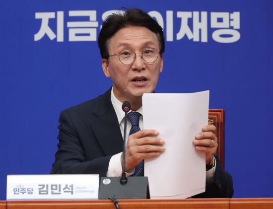 김민석 더불어민주당 선대위 상임공동선거대책위원장이 4일 국회에서 열린 기자간담회에서 발언하고 있다.  연합뉴스