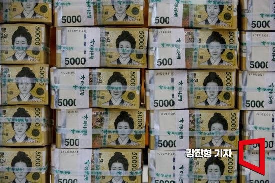 한국은행은 지난해 1인당 국민총소득은 달러 기준으로 3만3천745달러로 전년 대비 2.6% 증가했다고 발표했다. 사진은 5일 서울 중구 하나은행 본점에 놓여 있는 오만원권 지폐. 사진=강진형 기자aymsdream@