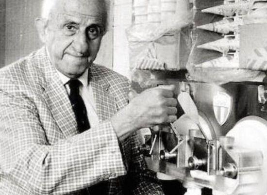 최초로 소프트아이스크림을 판매한 사람은 미국 사업가 톰 카벨로 알려졌다. 다만 카벨은 유화제를 넣어 부드럽게 만든 아이스크림이 아닌, 잘못 관리해 살짝 녹은 아이스크림을 나눠준 것에 가까웠다. 카벨 아이스크림 홈페이지