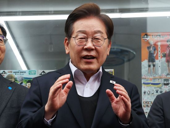 이재명 더불어민주당  대선 후보가 5일 경기도 양평군 양평물맑은시장에서 열린 '골목골목 경청투어'에서 발언하고 있다. 연합뉴스