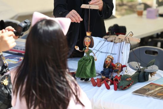 어린이날을 하루 앞둔 4일 서울 종로구 국립민속박물관에서 열린 '세계로 가는 놀이기차' 행사에서 한 어린이가 체코 마리오네트 인형놀이를 관람하고 있다. 연합뉴스