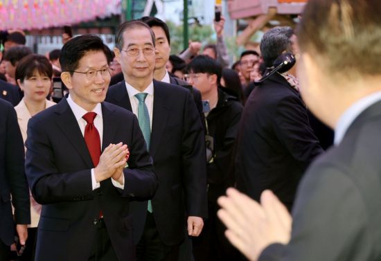 국민의힘 김문수 대선 후보와 무소속 한덕수 대선 예비후보가 5일 서울 종로구 조계사에서 열린 불기 2569년 부처님오신날 봉축법요식에 참석하고 있다. 연합뉴스