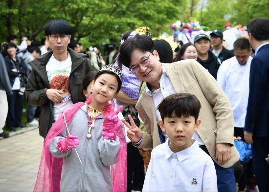 김병수 김포시장이 5일 호수공원에서 열린 제 103회 어린이날 행사장을 찾은 어린이들과 사진을 찍고 있다. 김포시 제공