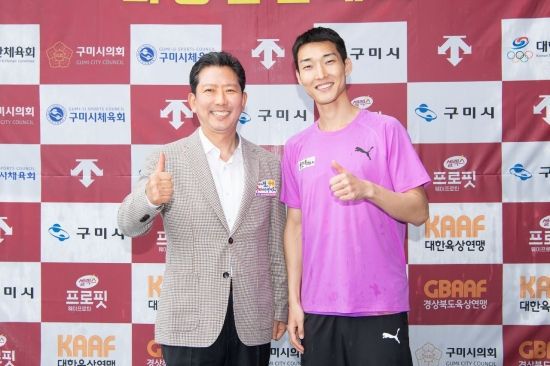 김장호 구미시장(왼쪽)이 '우상혁 (높이뛰기 격돌에 쏠린 눈)선수와 기념 촬영 하고 있다.