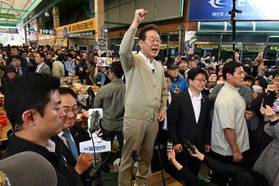 지지 호소하는 이재명 대선 후보    (증평=연합뉴스) 류영석 기자 = 더불어민주당 이재명 대선 후보가 '골목골목 경청투어' : 국토종주편'에 나선 6일 충북 증평군 증평장뜰시장에서 도민들을 향해 지지를 호소하고 있다. 2025.5.6 [공동취재]    ondol@yna.co.kr(끝)＜저작권자(c) 연합뉴스, 무단 전재-재배포, AI 학습 및 활용 금지＞