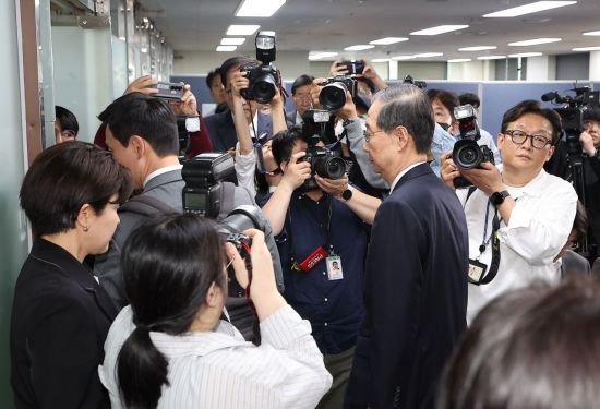 무소속 한덕수 대통령선거 예비후보가 7일 서울 영등포구 선거캠프 사무실에서 열린 기자회견을 마치고 나서고 있다. 연합뉴스