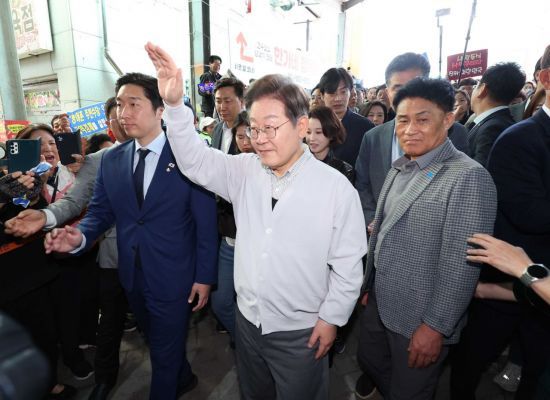 더불어민주당 이재명 대선 후보가 '골목골목 경청투어:국토종주편'에 나선 7일 전북 임실군 임실시장에서 시민 및 지지자들에게 인사를 하고 있다. 연합뉴스