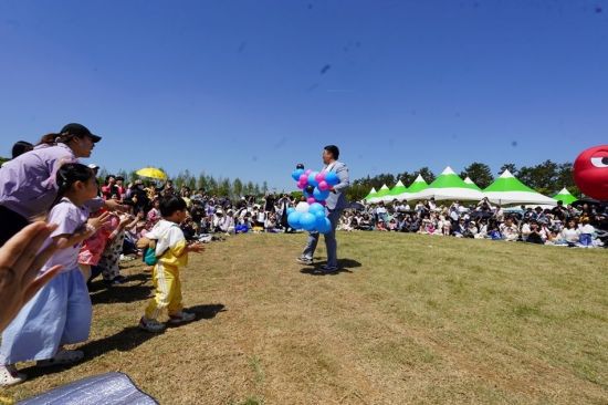 축제장 주 무대인 잔디 광장에서 풍선 쇼가 펼치고 있다. 해남군 제공
