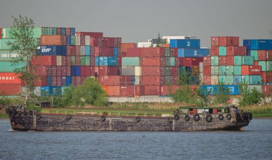 중국 상하이 컨테이너 터미널 근처 컨테이너와 원자재를 실은 화물선. EPA 연합뉴스