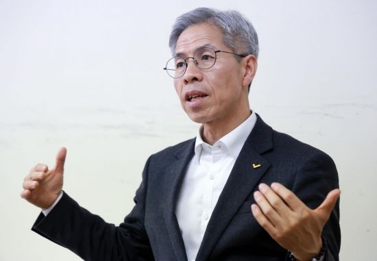 권영국 민주노동당 대선 후보가 2일 서울 중구의 한 사무실에서 아시아경제와 인터뷰를 하고 있다. 김현민 기자