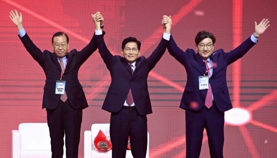국민의힘 김문수 대선 후보가 3일 경기 일산 킨텍스에서 열린 제5차 전당대회에서 권영세 비대위원장, 권성동 원내대표와 기념촬영을 하고 있다. 윤동주 기자