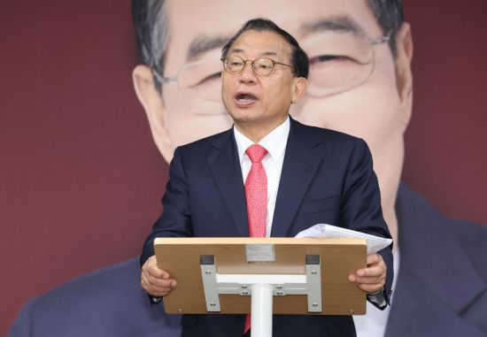 무소속 한덕수 대통령선거 예비후보 캠프 이정현 대변인이 7일 서울 영등포구 한 후보 캠프 사무실에서 한 후보의 기자회견이 끝난 뒤 취재진 질문에 답하고 있다. 연합뉴스