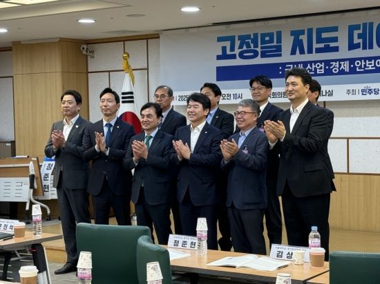 8일 오전 국회 의원회관 제3세미나실에서 열린 '고정밀 지도 데이터 국외 반출 : 국내 산업·경제·안보에 미칠 영향' 토론회에서 참석자들이 기념사진을 촬영하고 있다. 이명환 기자