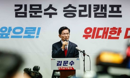 김문수 국민의힘 대선후보가 8일 서울 여의도 선거캠프에서 긴급 기자회견을 하고 있다. 2025.5.8. 강진형 기자