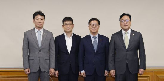 김범석 기획재정부 장관 직무대행(왼쪽에서 세번째)이 8일 오전 서울 중구 은행회관에서 열린 '거시경제금융현안간담회' 회의 시작에 앞서 기념촬영을 하고 있다. 왼쪽부터 이복현 금융감독원장, 유상대 한국은행 부총재, 김병환 금융위원장.