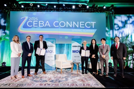 6일(현지시간) 미국 미네소타주 미니애폴리스에서 열린 'CEBA 커넥트 2025' 행사에서 CF연합과 CEBA 관계자들이 'CFE 이니셔티브에 관한 양자협력 양해각서(MOU)'를 체결한 후 기념사진을 찍고 있다. 사진 왼쪽부터 세번째가 리치 파웰 CEBA 최고경영자(CEO), 네번째가 이회성 CF연합 회장이다. 산업통상자원부