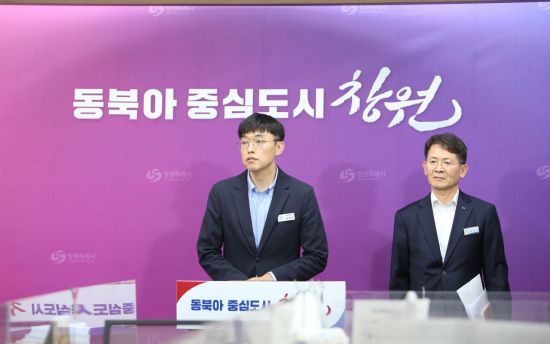 이성민 경남 창원특례시 문화관광체육국장(왼쪽), 이경균 창원시설공단 이사장 직무대행이 창원NC파크 재개장 관련 긴급 브리핑을 하고 있다. 이세령 기자