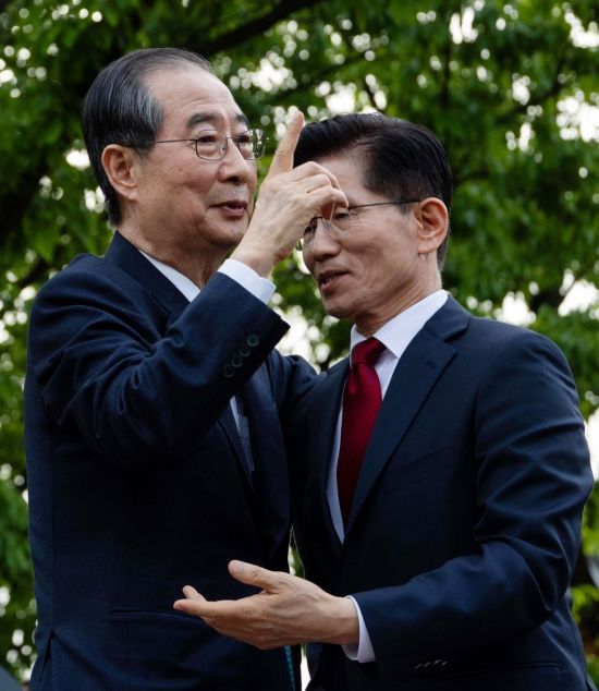 김문수 국민의힘 대선 후보와 한덕수 무소속 대선 예비후보가 8일 국회 사랑재에서 만나 후보 단일화를 위한 2차 회동을 마친 뒤 인사하고 있다. 김현민 기자