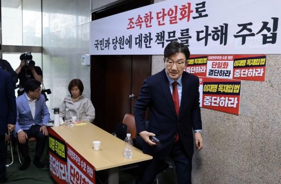 권성동 국민의힘 원내대표가 9일 국회에서 김문수 대선 후보를 향해 무소속 한덕수 예비후보와의 조속한 단일화를 촉구하며 사흘째 단식을 이어가고 있다. 2025.5.9 김현민 기자