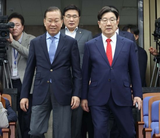 권영세 국민의힘 비상대책위원장과 권성동 원내대표가 8일 국회에서 열린 의원총회에 참석하고 있다. 2025.5.8김현민 기자
