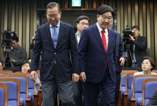 권영세 국민의힘 비상대책위원장과 권성동 원내대표가 8일 국회에서 열린 의원총회에 참석하고 있다. 김현민 기자