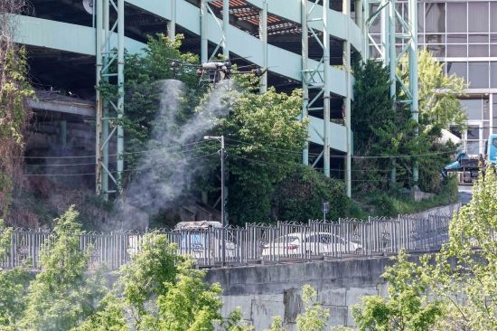 30일 서울 강남구 대치유수지체육공원에서 강남구 드론방역단이 모기방제작업을 하고 있다. 강진형 기자