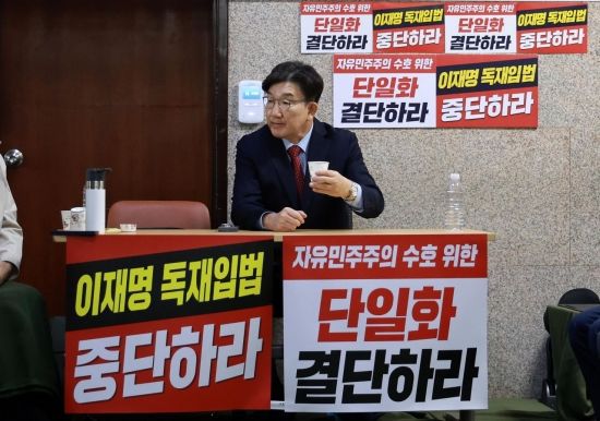 권성동 국민의힘 원내대표가 9일 국회에서 김문수 대선 후보를 향해 무소속 한덕수 예비후보와의 조속한 단일화를 촉구하며 사흘째 단식을 이어가고 있다. 2025.5.9 김현민 기자