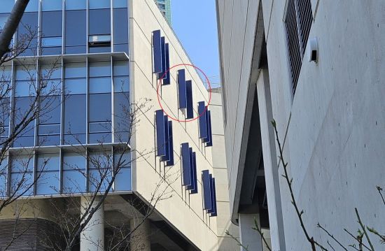 창원NC파크 3루석 쪽 매점 인근 경기장 외벽에 붙은 '루버' 하나가 떨어져 있다. 이세령 기자