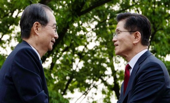 김문수 국민의힘 대선 후보와 한덕수 무소속 대선 예비후보가 8일 국회 사랑재에서 만나 후보 단일화를 위한 2차 회동을 마친 뒤 인사하고 있다. 2025.5.8 김현민 기자