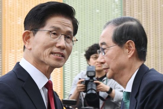 김문수 국민의힘 대선 후보와 한덕수 무소속 대선 예비후보가 8일 국회 사랑재에서 만나 후보 단일화를 위한 2차 회동을 마친 뒤 이석하고 있다. 2025.5.8 김현민 기자