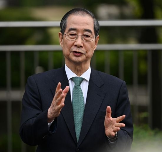 한덕수 무소속 대선 예비후보가 8일 국회 강변서재에서 김문수 국민의힘 대선 후보와 단일화 관련 회동을 마친 뒤 언론 브리핑을 하고 있다. 2025.5.8 김현민 기자