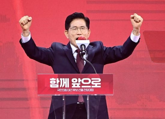 김문수 국민의힘 대통령 후보가 3일 경기 고양시 킨텍스에서 열린 5차 전당대회에서 최종 후보로 확정된 후보 수낙 연설을 하고 있다. 2025.05.03 윤동주 기자