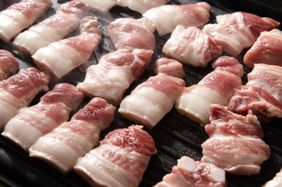 4월 국내산 돼지고기 삼겹살의 소비자가격은 100g당 평균 2486원으로 집계됐다. 지난해 같은 달보다 6.8% 오른 수준이며, 최근 3년간 평균 가격(최대·최소 제외)과 비교해도 7.9% 높은 수치다. 게티이미지