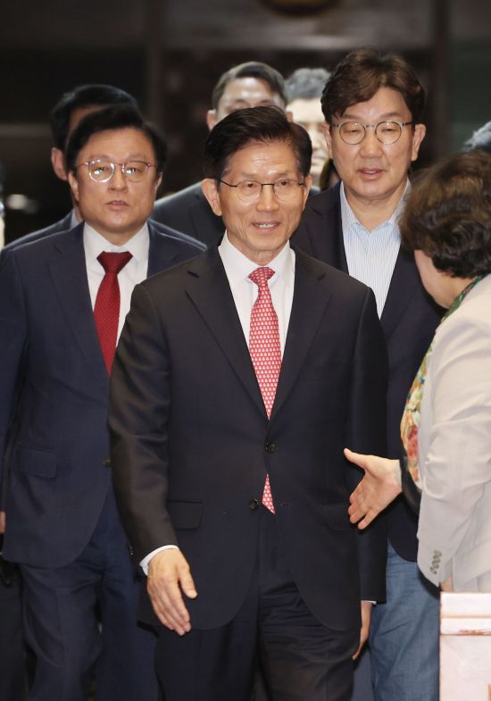 김문수 국민의힘 대선 후보와 권성동 원내대표가 11일 서울 여의도 국회에서 열린 의원총회에 참석하고 있다. 연합뉴스.