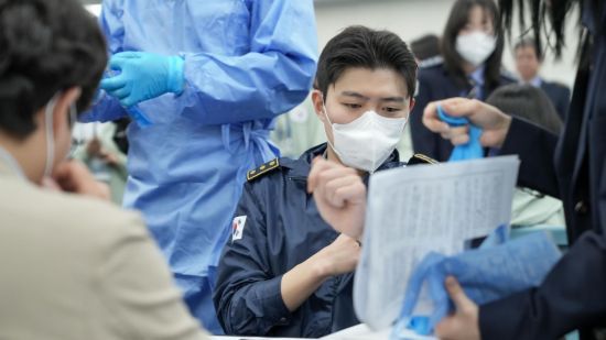 8일 오후 경남 김해국제공항 검역소에서 진행된 질병관리청의 '여행자 호흡기 감염병 검사 서비스' 시연에서 기자가 검역관 역할을 체험하고 있다. 질병관리청