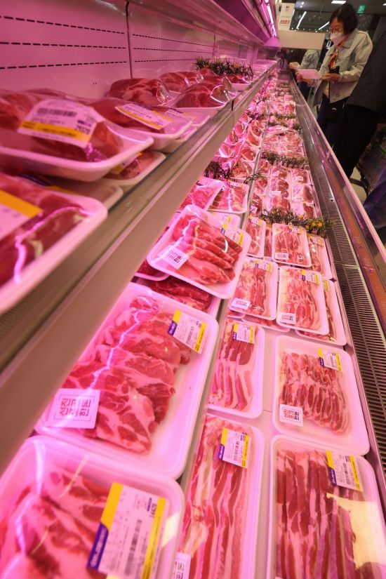 축산물품질평가원 축산유통정보에 따르면 지난달 국내산 돼지고기 삼겹살 소비자가격은 100g에 평균 2천486원으로 작년 같은 달보다 6.8% 올랐다. 이는 지난 3년 평균치인 평년 가격보다 7.9% 높다. 연합뉴스