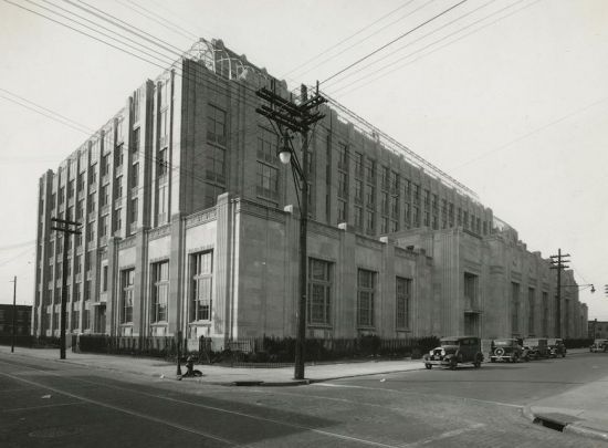 미국 필라델피아에 위치한 보크 빌딩(Bok Building)이 들어오기 전에 있던 에드워드 보크 공업고등학교(Edward Bok High School). 3000명의 학생을 수용할 만큼 규모가 컸지만 학생 수 감소로 2013년 폐교됐다. 보크 빌딩 홈페이지