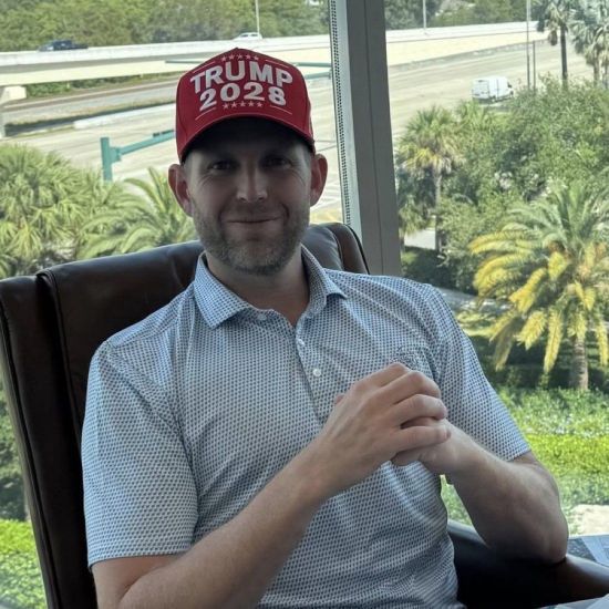 도널드 트럼프 미국 대통령의 차남 에릭 트럼프가 '트럼프 2028' 모자를 착용하고 있다. 에릭트럼프X