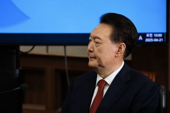 윤석열 전 대통령이 21일 서초동 서울중앙지법에서 열린 내란 우두머리 혐의에 대한 두 번째 정식 재판에 출석하고 있다. 2025.4.21 사진공동취재단