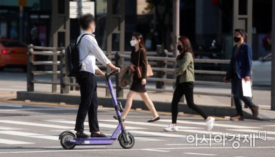 서울시가 전국 최초로 '마포구 홍대 레드로드'와 '서초구 반포 학원가' 등 2곳에 대해 '전동킥보드' 통행을 금지한다. 김현민 기자